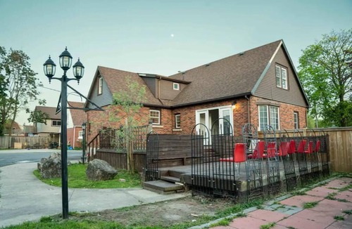 Welland House | HIDDEN GEM in THOROLD 20 min away from the falls /INDOOR HOT-TUB/SAUNA