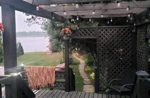 St. Charles Cottage | Hidden Gem Lakehouse. W/Hot tub. Pet Friendly. Sleeps 7. Lake front.