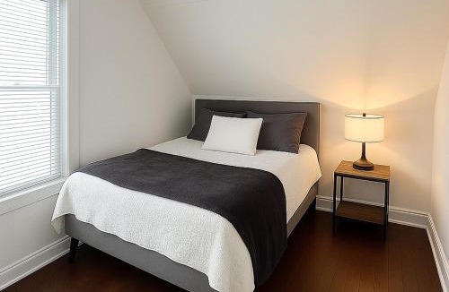 Walkerville House | Hidden Gem Steps From River, Restos, Cafés, Parks