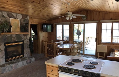 Ossipee Cabin | *HIGH DEMAND* Sugar Sand Beach & Cozy Cabin That Sleeps 10 on Pelican Lake!