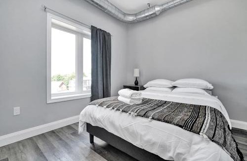 Sunnyside House | High-end condo downtown Kingston near RMC Queens