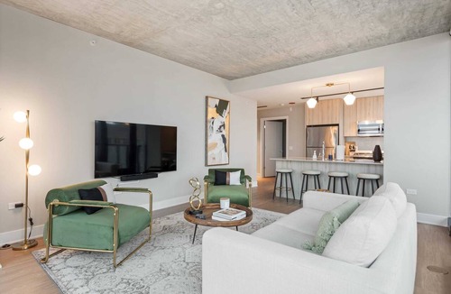 West Loop Apartment | High-End West Loop 2BR + City Views & Walkability