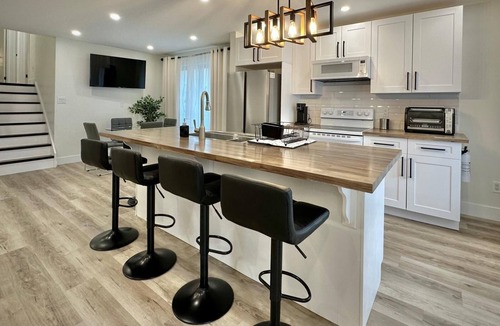 Port Stanley Cottage | Hillside Hideaway - Up By The Ravine w/5 Minute Walk to Little Beach