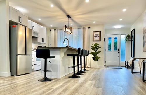 Port Stanley Cottage | Hillside Hideaway - Up By The Ravine w/5 Minute Walk to Little Beach
