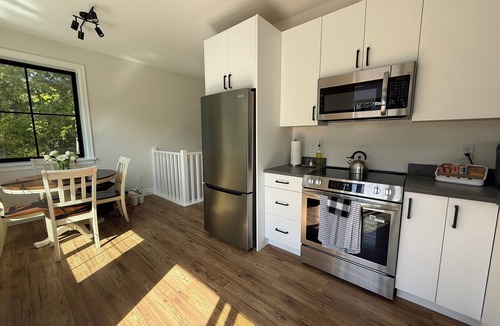 Sidney House | Hilltop Hideaway – Peaceful 2BR Suite, Near Beach Access and Mt. Baker Sunrises