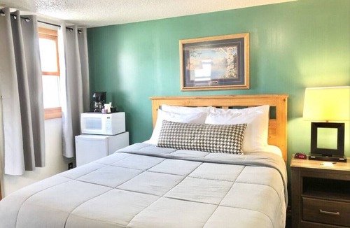 International Falls Cabin | Hilltop Lodge - Aspen -Queen Cabin