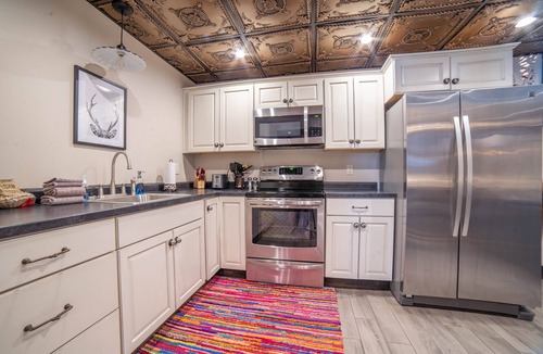 East Hillside Apartment | Hilltop Retreat w/Sauna | Near Downtown