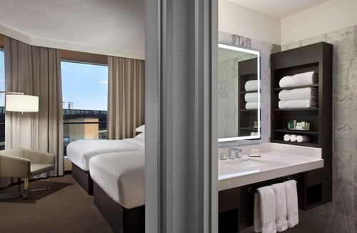 Markham Hotel | Hilton Toronto/Markham Suites Conference Centre & Spa