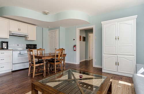 Delta House | Historic 1853 Kingsgate Lakehouse