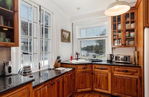 Delta House | Historic 1853 Kingsgate Lakehouse