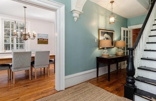 Delta House | Historic 1853 Kingsgate Lakehouse