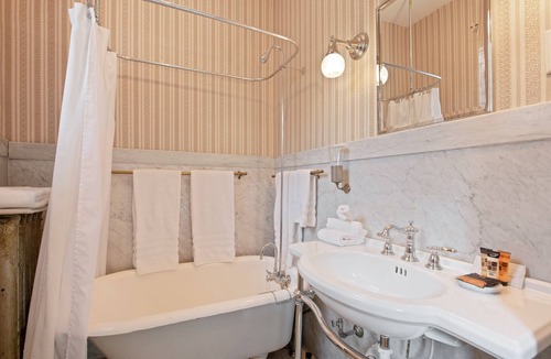 Summit - University Bed & Breakfast | Historic District B&B