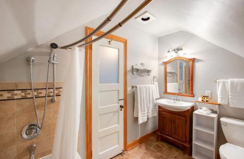 Summit - University Bed & Breakfast | Historic District BnB