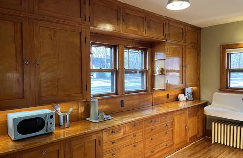 Hutchinson House | Historic home in downtown. Walkable. Sleeps 10. Wedding prep area available!