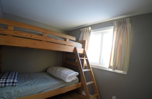 Montague Cottage | Historic Rideau Canal Cottage by the Locks (Nest by the Locks)
