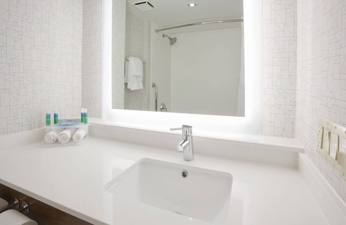 Roseville Hotel | Holiday Inn Express Roseville-St. Paul by IHG