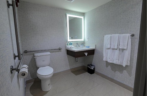 Northeast Mississauga Hotel | Holiday Inn Express & Suites Toronto Airport West by IHG