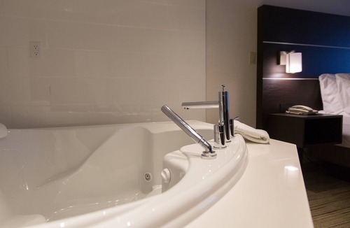 Airport Road Business Centre Hotel | Holiday Inn Express & Suites Brampton by IHG