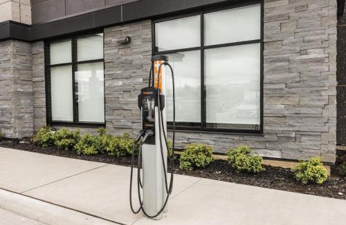 Northeast Mississauga Hotel | Holiday Inn Express & Suites Toronto Airport South by IHG