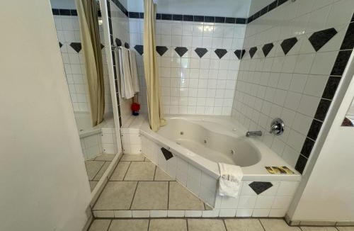 Orillia Hotel | Holiday Motel