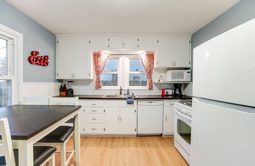 St. Louis Park House | Home Away From Home: Fully Equipped, Pet Friendly Haven Welcomes You