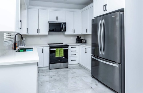 Vaughan House | Home in Vaughan, Modern 3BR Home in Vaughan w/Patio & Grill