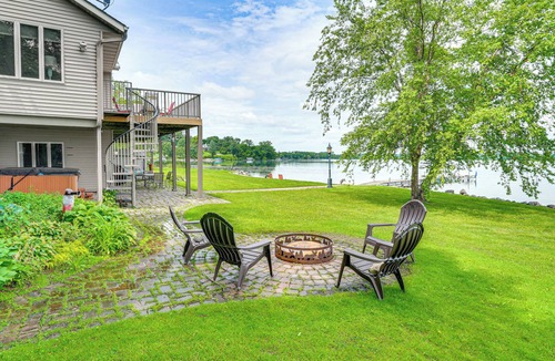 Howard Lake House | Home w/Hot Tub & Dock on Howard Lake!