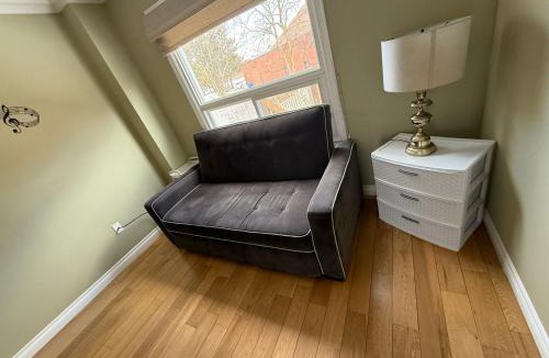 Downtown Mississauga House | HOMESTAY NEXT TO SQUARE ONE MALL- 5 Mins Airport-24 HRS CHECKIN-MAJOR COST CUT