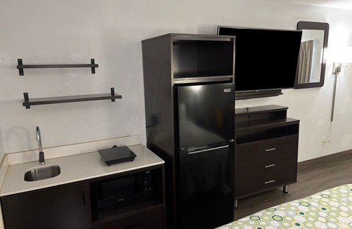 Crestline Heights Hotel | HomeTowne Studios by Red Roof Birmingham - Highway 280