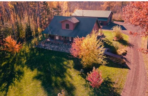 Sandstone House | Homey cabin