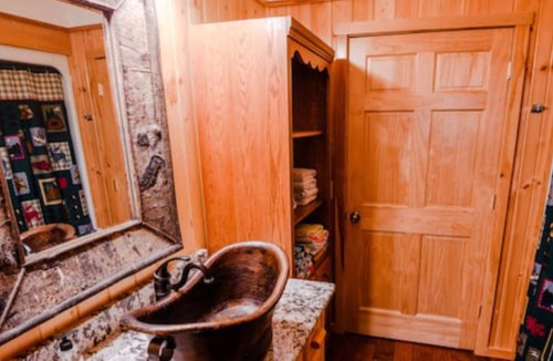Sandstone House | Homey cabin