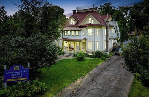 Marmora Bed & Breakfast | Honeymoon Suite @ Marmora and Lake inn