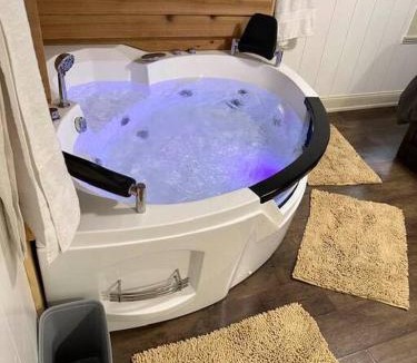Moorhead Apartment | Hot Tub 5 beds