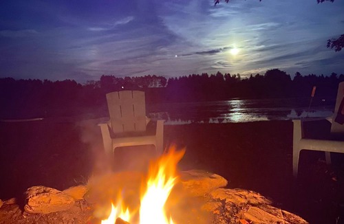 Selwyn Cottage | Hot Tub + Games Room at Waterfront Cottage Kawarthas 🏓