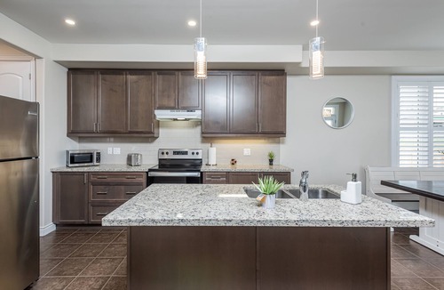 Peterborough House | Hot Tub & Gym in Relaxing 10 Person 5 BR House