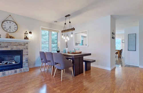 Grand Bend Cottage | Hot Tub/Pool Table/Air Hockey/Theatre Room In Grand Bend Beach Town