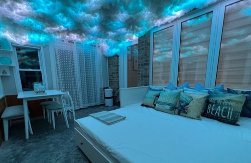 Grand Bend Cottage | Hot Tub/Pool Table/Air Hockey/Theatre Room In Grand Bend Beach Town