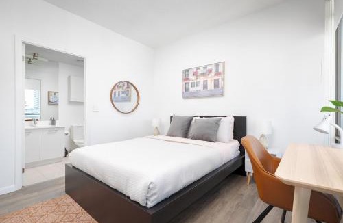 Bay Cloverhill Apartment | Huge 2BD 2BA with Sofa Bed and CN Tower VIew!
