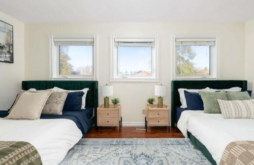 Hurontario House | Huge 4 Bedroom House Near Square One - Sleeps 8