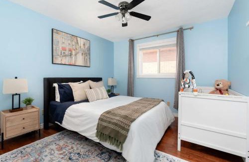 Hurontario House | Huge 4 Bedroom House Near Square One - Sleeps 8