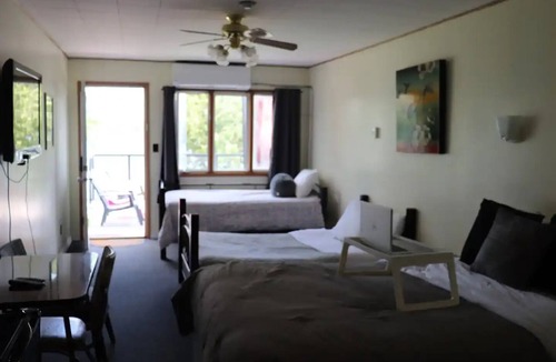 Port Stanton Cottage | Huge lakefront room, pool, hottub, sauna #10