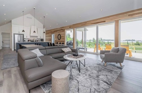 South Bruce Peninsula Cottage | Huronia Luxury: Lakefront Views & Game Room!