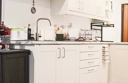 West Deane Park Apartment | Ideal for long stays Near/airport Gym-Parking