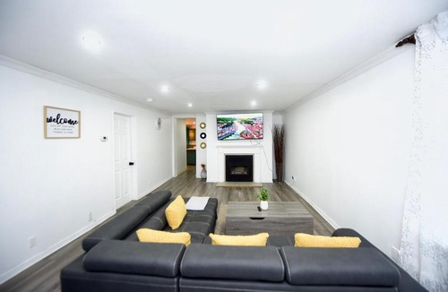 Inner Harbour House | In Heart of Kingston Downtown Pool Home