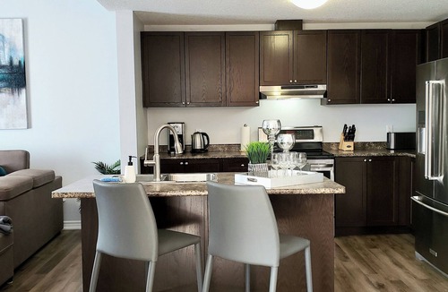 Kitchener House | In style 3 Bdrm house- king bed, Netflix, 2 parking