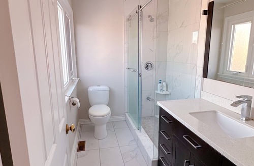 Markham House | In-suit bedroom in Unionville-Queen bed