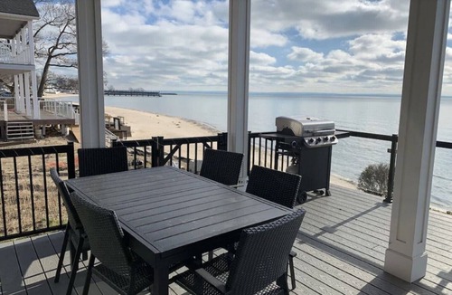 Crystal Beach House | IN THE MOMENT Luxury Beachfront Paradise, with private beach access, BBQ, AC
