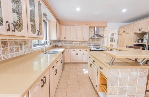 Bobcaygeon Villa | Indoor heated pool, Games room, Yoga, Privacy, Fire Pit, 7 bedrooms, Starlink