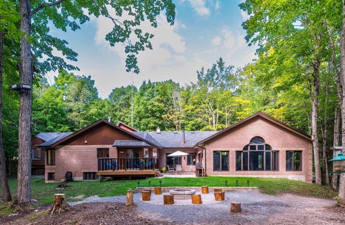 Bobcaygeon Villa | Indoor heated pool, Games room, Yoga, Privacy, Fire Pit, 7 bedrooms, Starlink