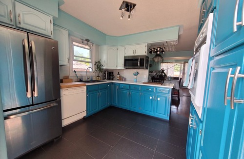 Aylmer House | Indoor pool, hottub & video game room, near beach